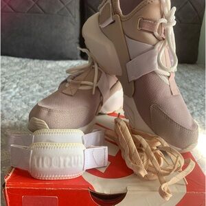 Nike Air Huarache City Low W , size 8.5